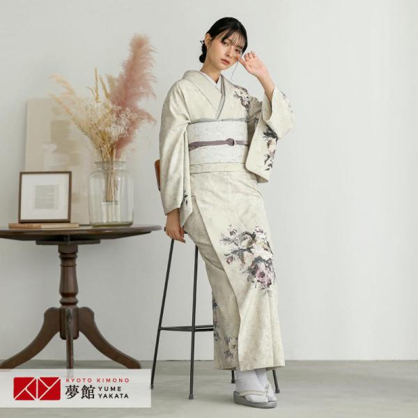 人気ブランド「ジャパンスタイル」の訪問着レンタル。くすんだ薄ベージュに洋花が描かれたモダンなデザインは、古典柄の訪問着とは一味違う個性的な魅力を放ちます。結婚式や入学式、卒業式、パーティーなどフォーマルシーンなどに、周囲の目を惹く華やかさを...