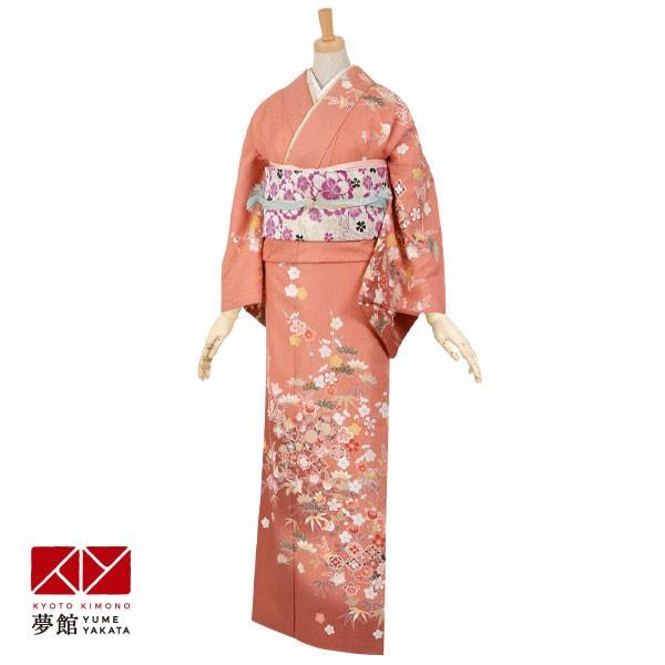 落ち着いたコーラルピンクの地に濃色のぼかしを加え、鼓や松竹梅、宝尽くしなど様々な吉祥文様をとりれた、クラシカルな華やかさのあるお着物です。 【 ブランド 】-【 着物寸法 】身丈165cm / 袖丈49cm / 裄丈68cm【 対応身長 】...