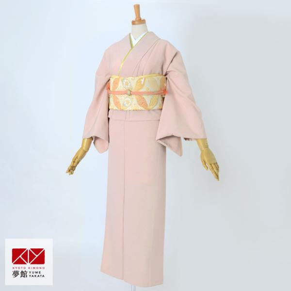 落ち着きある薄いピンク色に染めあげた色無地です。シンプルな無地のお着物です。 【 ブランド 】ハナエ・モリ【 着物寸法 】身丈163cm / 袖丈49cm / 裄丈68cm【 対応身長 】154〜165cm【 対応サイズ 】標準サイズ：バス...