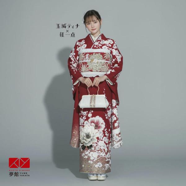 [Release date: June 1, 2026]成人式の振袖レンタルで特別感を演出したい方におすすめの一着。人気ブランド「玉城ティナ×紅一点」振袖。深みのある赤地に、大輪の牡丹と、日本画を彷彿とさせる白の枝梅が一面に咲き誇るデザイン...