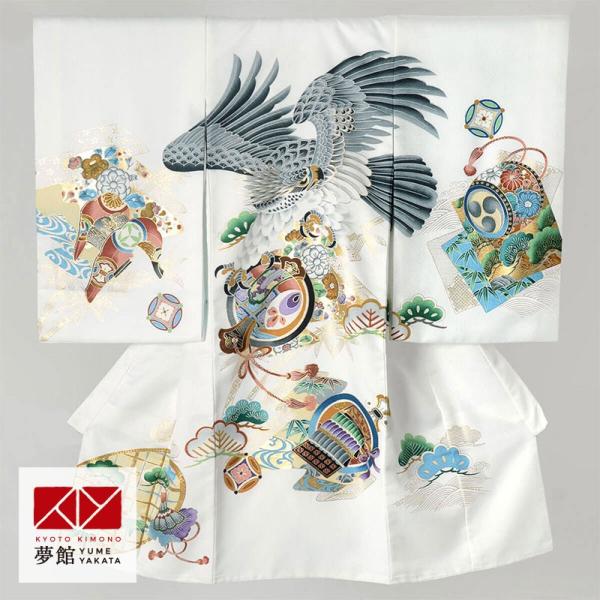 白色地に、鷹や宝尽しの文様を金彩や華やかな色どりで描いたお着物です。 【 ブランド 】-【 素材 】ポリエステル※実物の色に近づけるよう画像処理をしておりますが、ご覧のブラウザや設定により若干異なって見える場合があります。※生地の裁ち方（取...