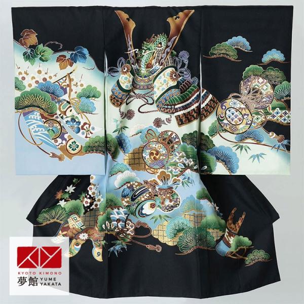 黒地に、兜に松と宝尽しの文様を染め上げたお着物です。 【 ブランド 】-【 素材 】ポリエステル※実物の色に近づけるよう画像処理をしておりますが、ご覧のブラウザや設定により若干異なって見える場合があります。※生地の裁ち方（取り方）により柄の...