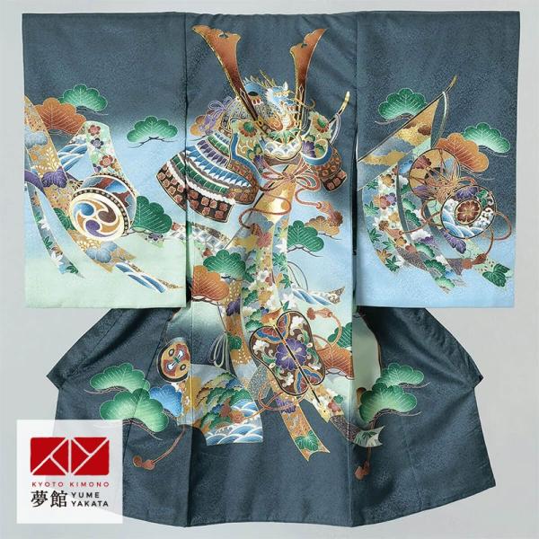 深緑色に染めた地に、龍をあしらった兜に軍配や几帳の文様を描いたお着物です。 【 ブランド 】-【 素材 】ポリエステル※実物の色に近づけるよう画像処理をしておりますが、ご覧のブラウザや設定により若干異なって見える場合があります。※生地の裁ち...