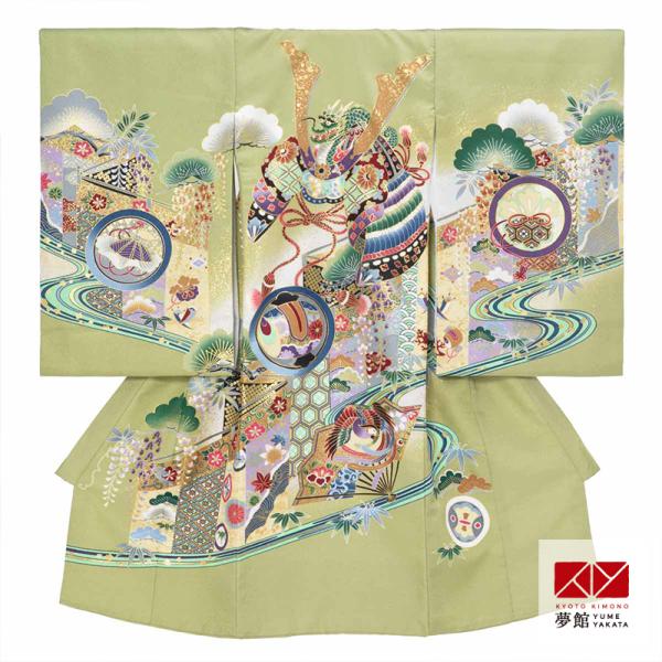 お宮参りにふさわしい、格式と華やかさを兼ね備えた男児産着。落ち着いた抹茶色の地に、金彩と多彩な色遣いで描かれた兜や宝尽くし文様、扇、流水文様が目を惹く一枚です。とくにエメラルドグリーンの流水文様が特徴的で、全体の色のアクセントに。流れるよう...