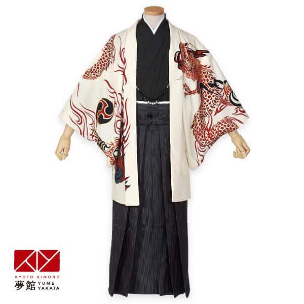 クリーム地に勇ましい龍の絵柄を大胆に描いた羽織。着物は黒。黒・鼠・茶色で雷模様を織り込んだ袴を組み合わせました。 【 ブランド 】ジャパンスタイル【 着物寸法 】身丈147.5cm / 袖丈53cm / 裄丈76cm/袴丈97cm【 対応身...