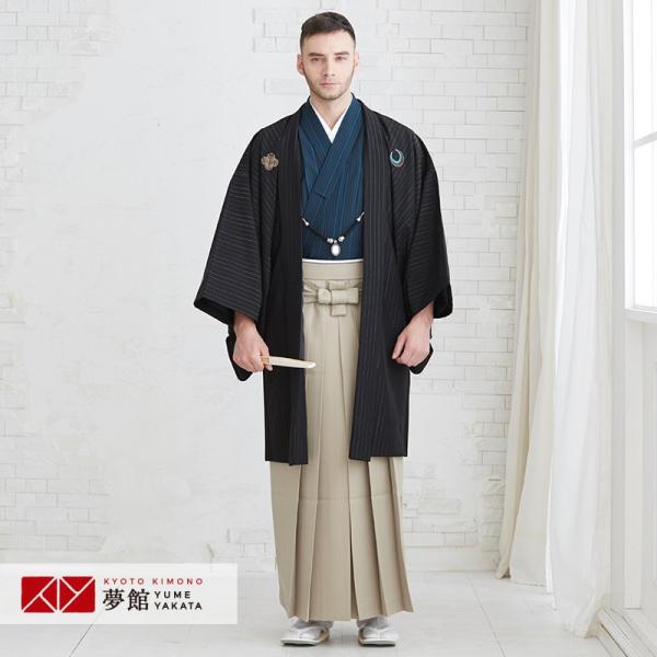 黒地に金ストライプの羽織。着物は深緑にグレーのストライプの着物。ベージュ色の無地に刺繍をした袴を組み合わせました。 【 ブランド 】ジャパンスタイル【 着物寸法 】身丈139cm / 袖丈51cm / 裄丈70cm/袴丈89cm【 対応身長...