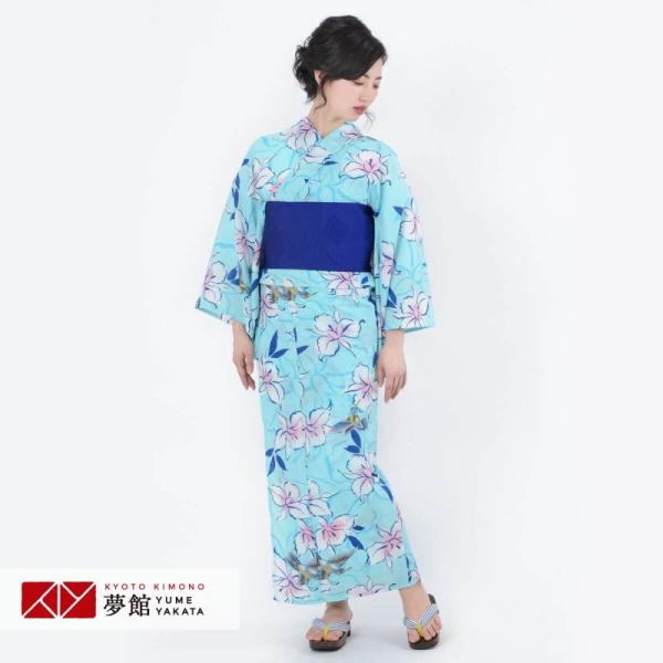 京都きもの町オリジナル柄。テイジンの高機能ポリエステル素材を使用した浴衣で汗でべとつかずサラサラでしわになりにくく、快適に着れる浴衣です。着ているだけで周囲がパッと明るくなりそうな、爽やかな水色の浴衣。白×ピンクのお花と、リアルに描かれたハ...