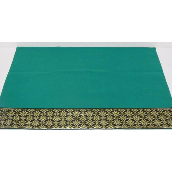 20号緑敷布  商品詳細 五月人形を彩る緑の敷布です。飾り台の下に敷いて使います。おめでたい七宝（しっぽう）模様の柄です。  素　材　 綿100パーセント 寸　法　 間口60cm　奥行き50cm コメント　3枚目写真の五月人形はイメージ画像...