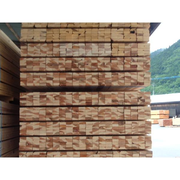 人工乾燥機で1週間乾燥の後に製材した均角（正角丸み無し）の胴縁です。21mm厚みの幅広の板をプレーナーギャングソーという製材機で、裏表を同時に2面プレーナー加工をしながら18ミリ厚みにプレーナー仕上げし、同時に丸鋸で45mm幅に決めていく製...