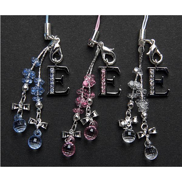 キラキラビーズ付きイニシャルストラップです。PP袋入りゆうパケット便対応です。高級ロジウムメッキなので色変わりしにくいです。