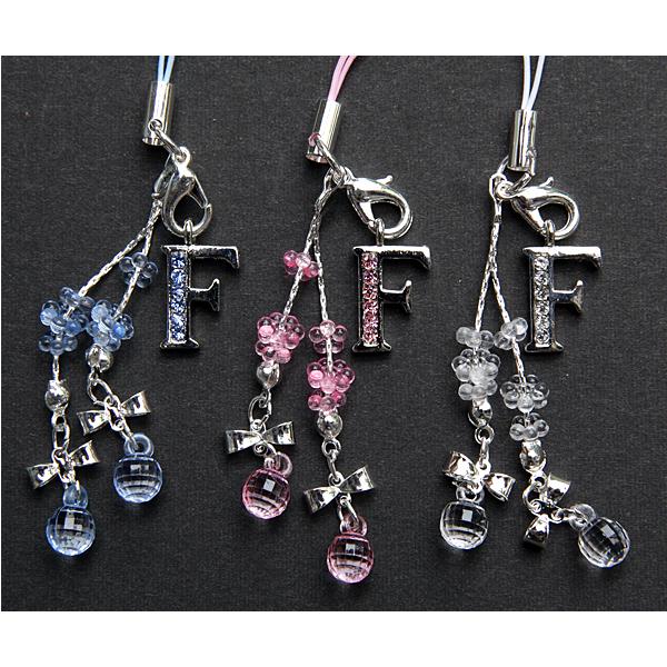 キラキラビーズ付きイニシャルストラップです。PP袋入りゆうパケット便対応です。高級ロジウムメッキなので色変わりしにくいです。