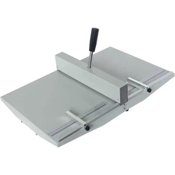 折り目: この手動折り目付け機は、紙にきれいで鮮明な折り目を作成するように特別に設計されています。折り目が正確で均一なため、正確な折りと製本に最適です。マシンは使いやすく、管理しやすい新しい高精度ポジショニング バッフル: 安定していて揺れ...