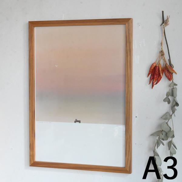 チークならではの高級感が感じられるフォトフレーム。シンプルなデザインだからこそ、中の写真やアートがよく映えます。縦横どちらでも使えます。壁掛けの際は壁にビスなどを打ち引っ掛けるだけ。置き型で使う場合はスタンドが無いため、立てかけての使用とな...