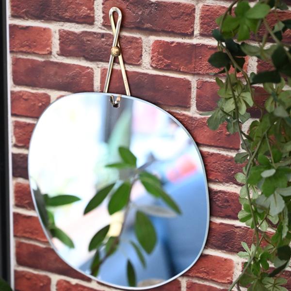 割れにくいアクリル製のおしゃれな壁掛けミラー。薄型でスリムな楕円形のデザインがインテリア性を高めてくれています。フレームレスなのでどんな空間に自然と馴染みます。壁掛け金具は真鍮製。白い壁によく映えます。アクリル製のミラーは割れにくいだけでな...