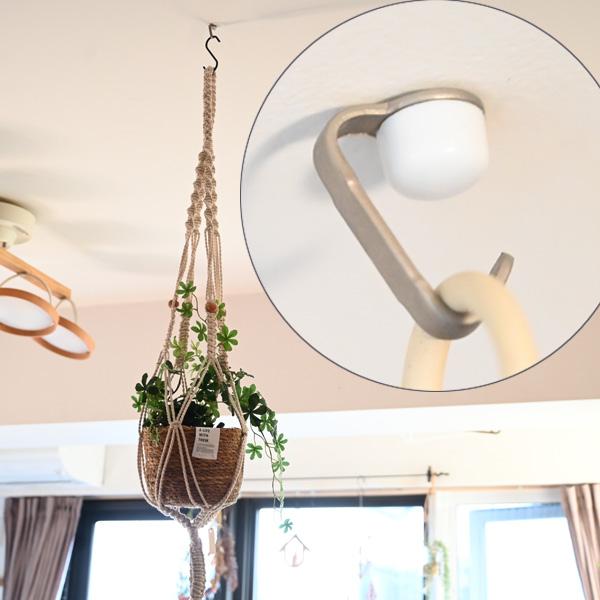 空間に何かを吊るしたいと思ったことはありませんか？でも適当な場所に引っ掛けるものがないから断念していませんでしたか？でもこのフックがあればその悩みを解決できます。天井に取り付けができるフックなので思いの場所に吊るすことができちゃいます。ハン...