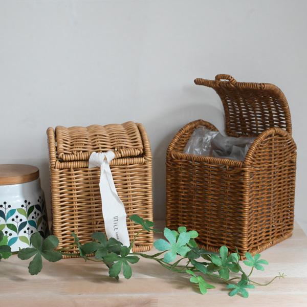 まるで本物の天然素材のような見た目が特長のユティルシリーズ。こちらはコンパクトなダストボックスです。小ぶりなサイズ感ですのでリビングだけでなく、玄関や洗面所などちょっとした場所に置けます。洗える素材なのでキッチンなどの水回りで重宝しそうです...