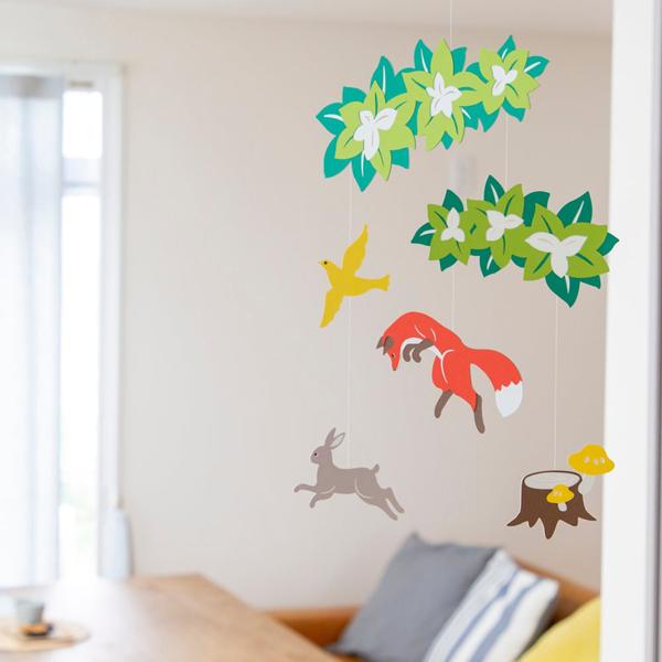 野を駆けるウサギさんや、小躍りしているキツネさんなど森の動物たちがにぎやかなモビール。眺めていると、いろいろな想像を膨らませてくれそう。鮮やかな色彩のデザインで、お子様の感受性も育ててくれます。ご家族と暮らす大切な時間。森の動物たちがくるく...