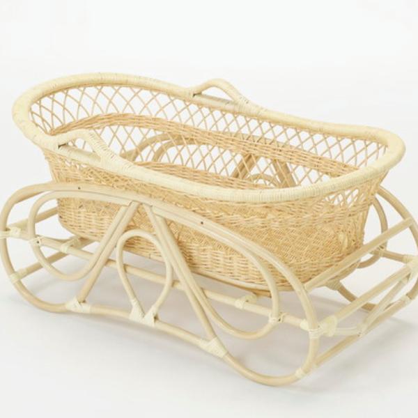 赤ちゃんをあやすときはゆらゆらスイングでお眠りのときは脚部を裏返して置けばスイングせず脚部固定し簡易ベッドとしてご使用になれます。寝室以外のリビングなどでセカンドベッドとして。サイズ：幅95×奥行56×高さ52cm重量：約6.5kg素材：：...