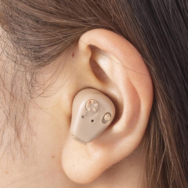 小型+肌色で目立ちにくい！簡単操作で会話も弾む！サイズ(1個)：(約)幅1.9×奥行1.4×高さ2.1cm重さ(1個)：(約)4g素材：本体・回し棒/ABS、耳ゴム/シリコン、掃除ブラシ/PP、収納ケース/ABS・PTE中国製仕様：使用電池...