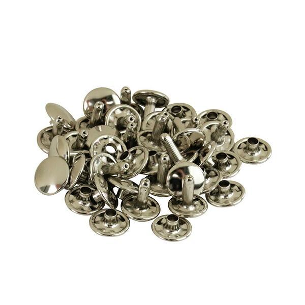 ●メッキ仕上げで、装飾性の高いカシメ玉です。●装飾性に優れています。●用途： ベルト・バッグ・腰袋などの補修・補強。●規格： NO.59MT●商品サイズ： 幅13×高さ13×奥行き13mm●重量： 1.3g●カシメ玉径： 約13.0mm。●...