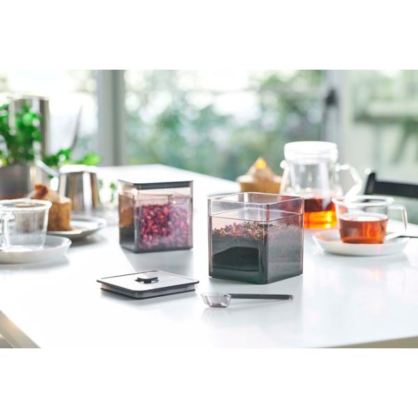 ●バルブで密閉できるスプーン付き保存容器。 ●薬味から海苔や茶葉などの乾物などを保存できます。 ●スプーンはティースプーン1杯分の容量になっています。 ●冷蔵庫でも見やすいクリアなデザイン。 ●積み重ねてスマートに収納できます。 ●使いたい...