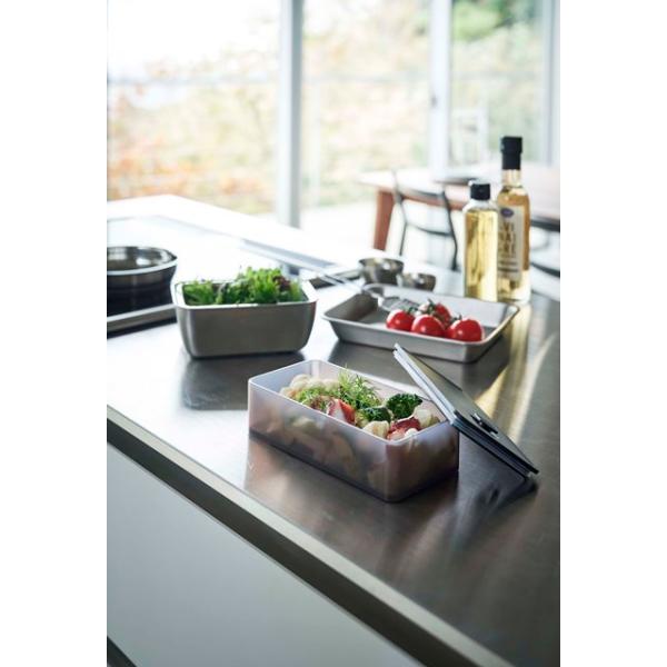 ●ランチボックスとしても使える食材の保存容器。●食器洗い乾燥機、電子レンジにも対応！●バルブをワンプッシュで簡単密閉。●パッキン付きで汁もれしにくい構造。●スタッキングできるので冷蔵庫内がスッキリ。●冷蔵庫の中にきれいに積み重ねて収納できま...