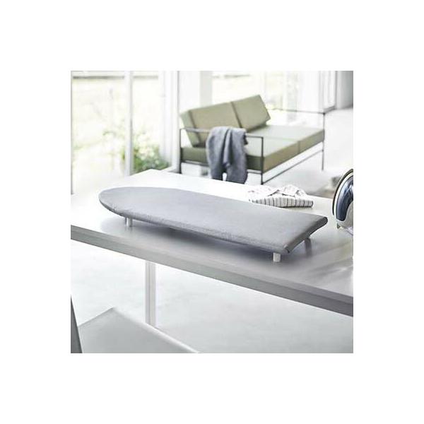 ●卓上でスチームアイロンが快適に掛けられる、すべらない脚付きアイロン台。●3層構造のパーティクルボード製の天板だから、スチームの蒸気や熱を透過せず、テーブルを傷めません。●アルミタイプは、表面のアルミコーティング加工が高い熱効率を発揮。●素...