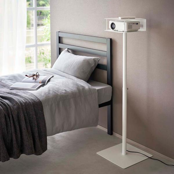 ●インテリアに馴染むデザインでホームシアターにオススメ！●プロジェクターとリモコン類を同時に収納できる、収納付き天板のプロジェクタースタンド。●リビングやベッドルームに。●プロジェクターは天板上にも置けます。●収納付きの天板で、リモコン類も...