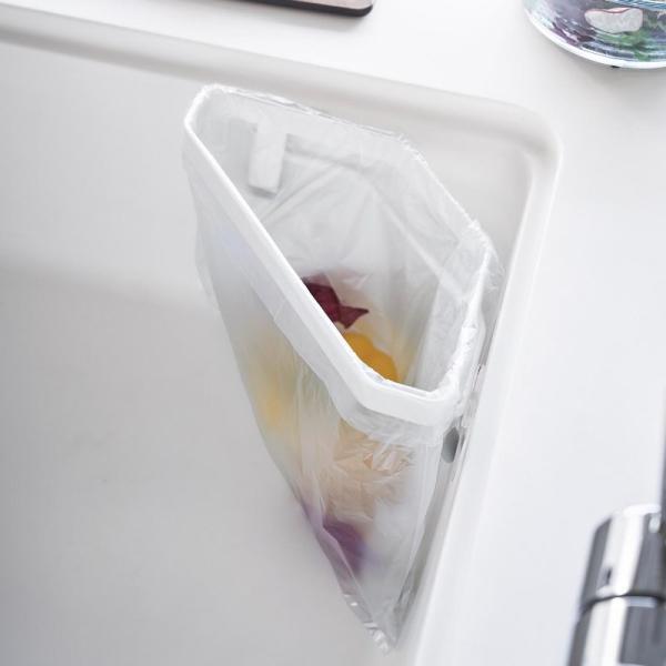 ●フィルムフックでシンクコーナーに浮かせて取り付けられる三角コーナー。●シンクコーナーの大きな曲面に取り付けられる、ポリ袋を掛けるだけの簡易ゴミ入れ。●調理中にでるゴミをその場でポイ！●捨てる時は生ゴミの入ったポリ袋をサッと引き抜くだけ。●...