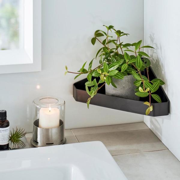 ●マグネットでお好みの位置に簡単取り付け！●用途に合わせて表裏を使い分けられるコーナーラックです。●フラットな棚とホールド感のあるトレーの2面からお好みで選べます。●バスルームのコーナーに棚を追加して観葉植物を飾る際などに便利です。●美顔器...