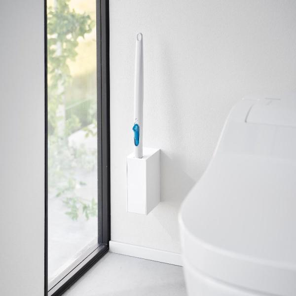 ●流せるトイレブラシのハンドルを壁に浮かせて収納できます。●浮かせることで掃除がしやすく衛生的です。●斜めに開口するフラップ式なので、サッと取り出せてすぐに使えるのでトイレ掃除が簡単に。●壁の穴が目立ちにくい石こうボードピンで取り付け。●木...
