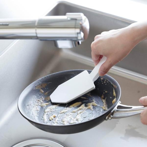 ●予洗いに便利なハンドル付きシリコーンスポンジ。●食洗機前の食器の汚れや、スポンジを汚したくないカレーやソースの付いた鍋やフライパンに。●ハンドル付きなので指先をあまり濡らしたくないネイルをしている方におすすめです。●細かいブラシがザルの目...