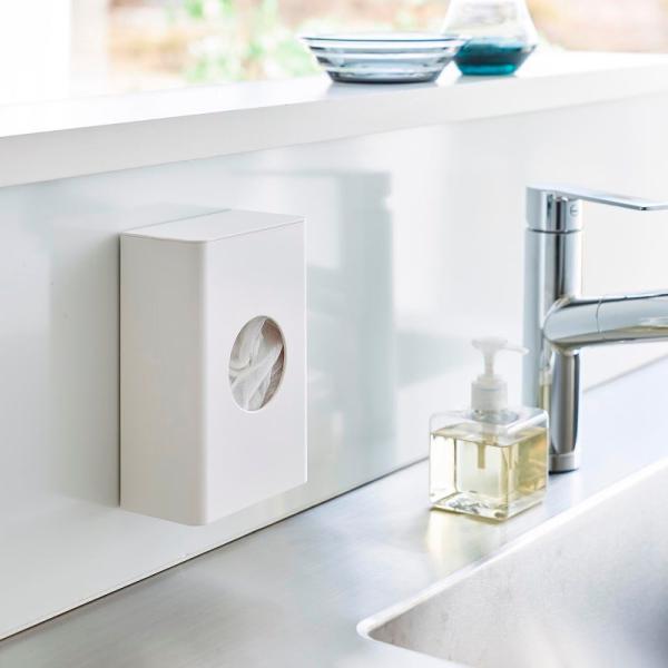 ●マグネットでキッチンパネルや冷蔵庫に簡単取り付け！●よく使う水切りネットを中央の丸窓からサッと取り出せる便利なホルダー。●水回りに設置することで、排水溝の水切りネットの交換がスムーズに。●シンプルでコンパクトなデザインなので、場所を選ばず...