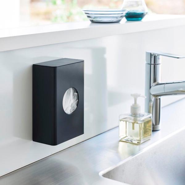 ●マグネットでキッチンパネルや冷蔵庫に簡単取り付け！●よく使う水切りネットを中央の丸窓からサッと取り出せる便利なホルダー。●水回りに設置することで、排水溝の水切りネットの交換がスムーズに。●シンプルでコンパクトなデザインなので、場所を選ばず...