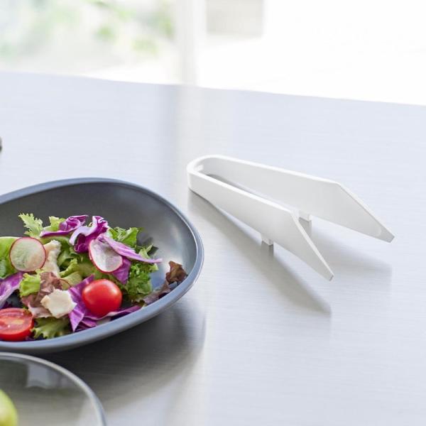 ●シリコーン製で滑りにくく、熱に強いミニトング。●シリコーンコーティングされているのでフライパン・鍋などをキズつけません。●グリップが太めで握りやすく、先端は薄いので薄切り肉なども1枚ずつしっかりとつかめます。●先端が浮くので直置きにならず...