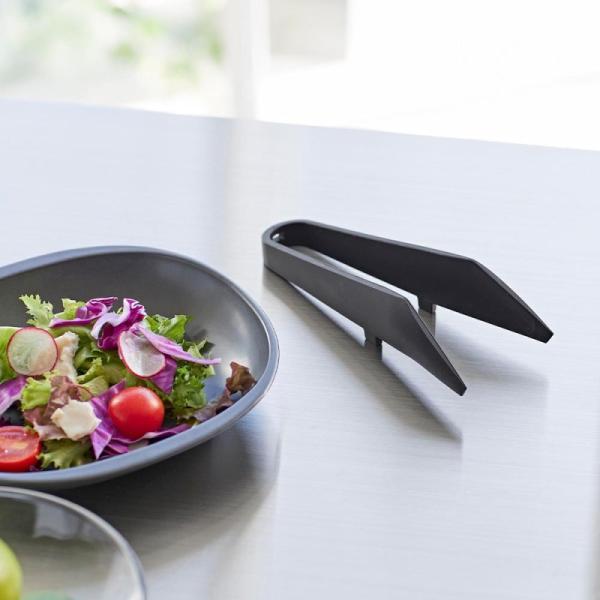 ●シリコーン製で滑りにくく、熱に強いミニトング。●シリコーンコーティングされているのでフライパン・鍋などをキズつけません。●グリップが太めで握りやすく、先端は薄いので薄切り肉なども1枚ずつしっかりとつかめます。●先端が浮くので直置きにならず...