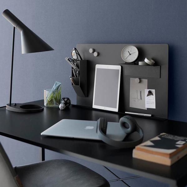 ●デスクに調節ネジで簡単取り付け！●マグネットアイテムやツールを自由にカスタマイズできる便利なスチールパネルです。●別売のマグネットアイテムやツールをお好みの位置に取り付けて、自分だけのオリジナル収納がつくれます。●フチ付きのトレーにはペン...