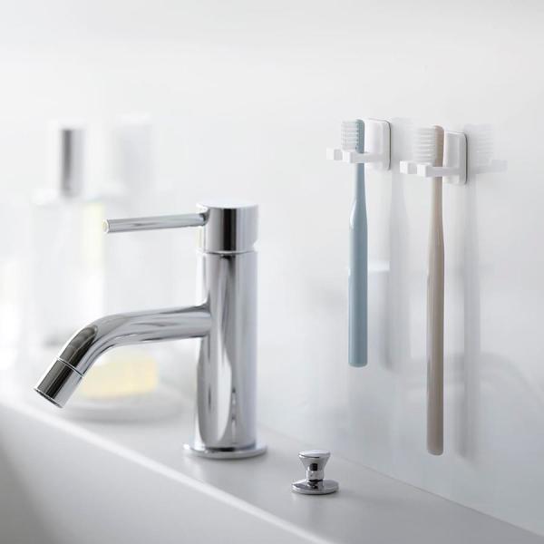 ●フィルムフックで簡単に取り付けできるコンパクトな歯ブラシホルダー2個組。●コンパクトに浮かせて設置できるので衛生的。●商品サイズ： W2.6×D2.4×H2.6cm（1つあたり・フィルムフック含まず）、フィルムフック接着面：W2.5×H2...