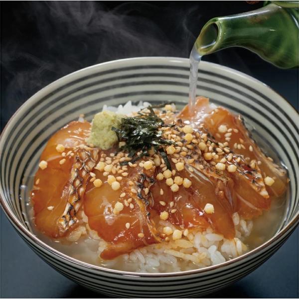 商品名：天然真鯛茶漬けセットセット内容：瀬戸内海藻塩使用 炙り真鯛 1pc、北海道産羅臼昆布使用 昆布締め真鯛 1pc、胡麻だれ真鯛 1pc、関ヶ原たまり醤油で漬け込んだ 漬け真鯛 1pc、出汁、わさび、薬味きざみ海苔 4pcお届け時の箱の...