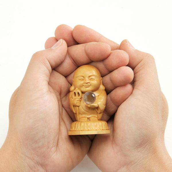 【製品特徴】・道端などに佇み、優しくそっと見守ってくれている「わらべ地蔵尊」。中国仏像彫刻界で活躍中の葉 偉混氏の作品です。左手には浄化の意味を持つ水晶宝珠をもち、大きな功徳、地蔵十福の授けを祈念します。・お地蔵様の功徳を称える有難い経文「...