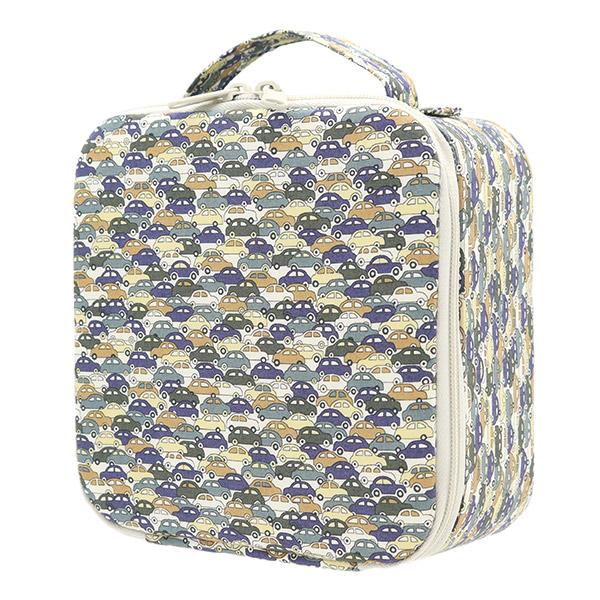 角に丸みのあるスクエアトランクの形。丈夫でコンパクトな持ち手。旅行バッグやロッカースペースに収めやすい少し薄めのタテ型デザインです!上面、側面、下面ともに、しっかりした芯で型くずれしにくくフタの内側にはポケットが付いています。ミニソーイング...