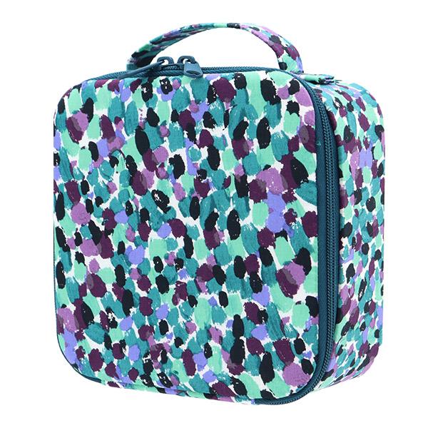 角に丸みのあるスクエアトランクの形。丈夫でコンパクトな持ち手。旅行バッグやロッカースペースに収めやすい少し薄めのタテ型デザインです!上面、側面、下面ともに、しっかりした芯で型くずれしにくくフタの内側にはポケットが付いています。ミニソーイング...