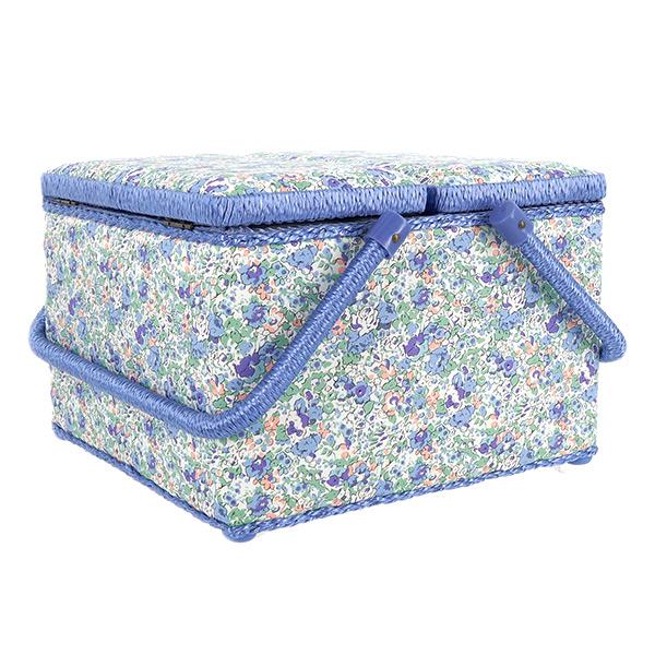 表地の下はキルト芯入りで、やんわりクッション性がありとても心地よい手触りです。機能も充実!フタを開けると仕切りのあるプラスチックトレーが内ブタとなっていて、小物整理にお役立ていただけます。左右にフタが開くので大きなハサミなど出し入れしやすく...