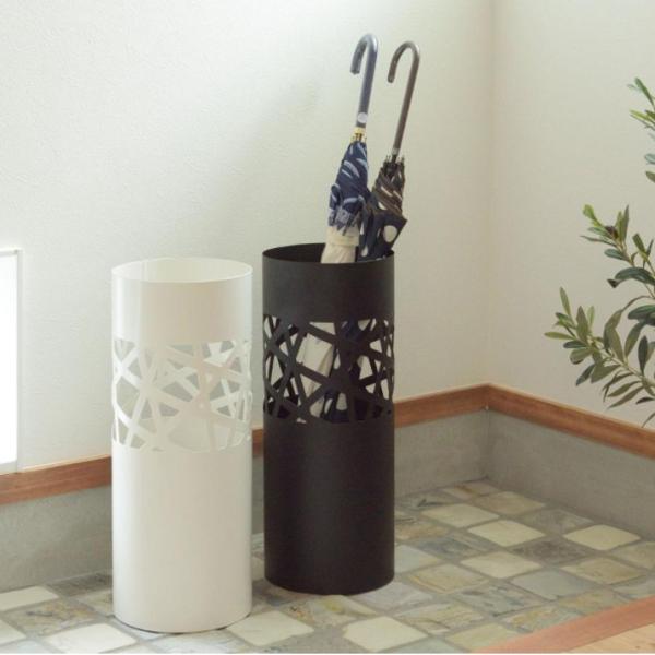 大小様々な型抜きデザインを施した、シンプルながらインテリア性の高い傘立て。本体重量が2kgとほどよく重量のある仕様なので、安定感も問題なしです。底面には水受けトレイが付いているので傘の水滴が漏れ出す心配がなく、お手入れも簡単です。ご自宅での...