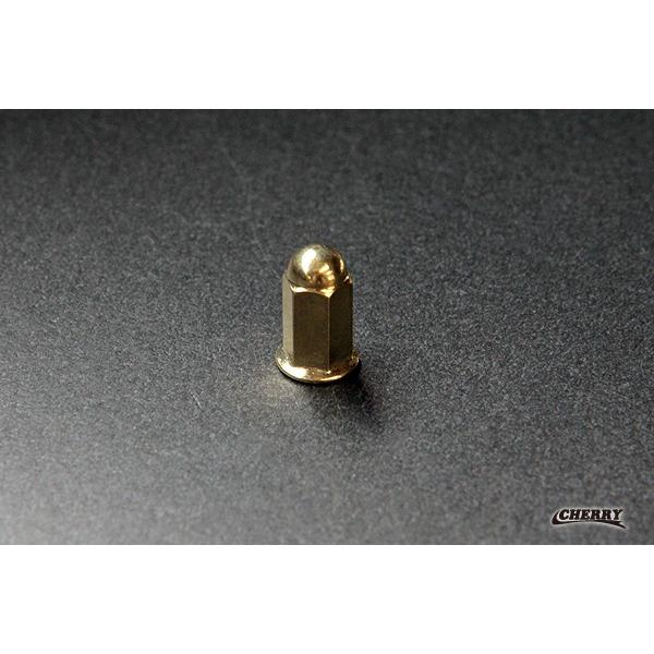 M6サイズのショートフランジナットです。 真鍮っぽい薄めのゴールドメッキ仕上げ。 表面の仕上がりはまあまあ荒いものの使用には一切影響はありません。フレームと干渉しないか確認してください。 長さ　21ミリ スチール製 取り付け確認車両⇒ゼファ...