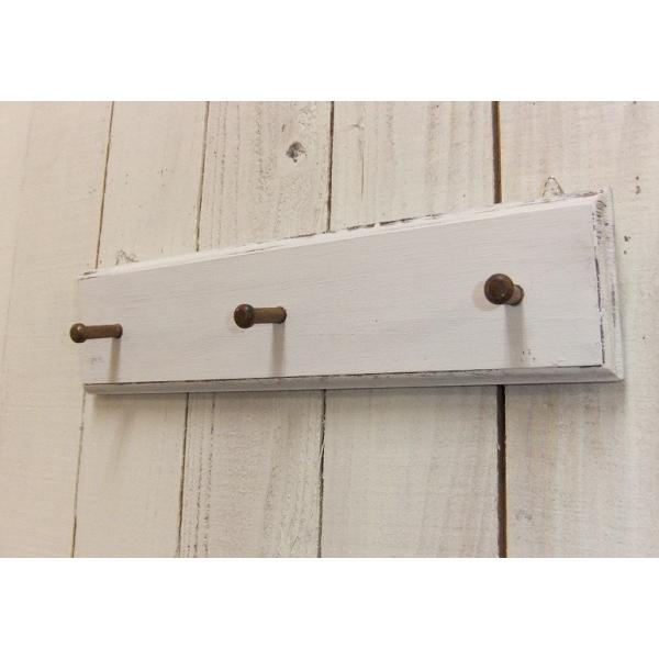 ハンドメイドの壁掛けタイプペグ付3連フック（縁装飾）です。鍵や帽子など小物を引っ掛けておくことができます。また、オーナメントやリースなどの飾りなどを掛ければ可愛くお部屋を演出できます。シャビーな風合いに仕上がっています。カントリー風、ナチュ...