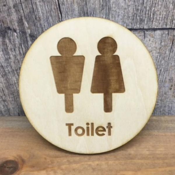 レーザー加工で仕上げたオリジナルサインプレート（トイレプレート）素朴でかわいいぬくもりのある ピクトサイン デザイン です。＊裏面に両面テープは貼っておりません。壁やドアに合ったテープなどで貼り付けてください。レーザー加工の特徴として、周り...