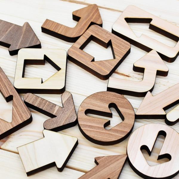 レーザー加工で仕上げたオリジナルプレート矢印です。素朴でかわいいぬくもりのある ピクトサイン デザイン です。＊裏面に両面テープは貼っておりません。壁やドアに合ったテープなどで貼り付けてください。レーザー加工の特徴として、周りは茶色くなりま...