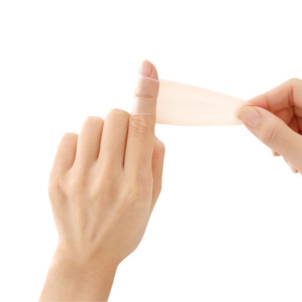 つらい指関節のお悩みに、親指から小指までピタッとサポート！■一般医療機器　再使用可能な指保護具。■受傷した指を保護し、外からの物理的な衝撃による痛みを緩和します。■伸縮自在シリコーンサポーターが気になる指関節をやさしくサポート。■粘着剤不使...