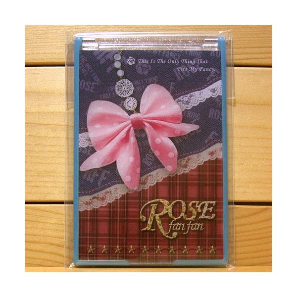中・高生に大人気！ローズファンファンのカードミラーです♪サイズ：H114×W75×D6mm 位ふた：クリアラメ底：ライトブルー＜発送方法について＞ネコポス便・ゆうパケット便での発送もOKです。